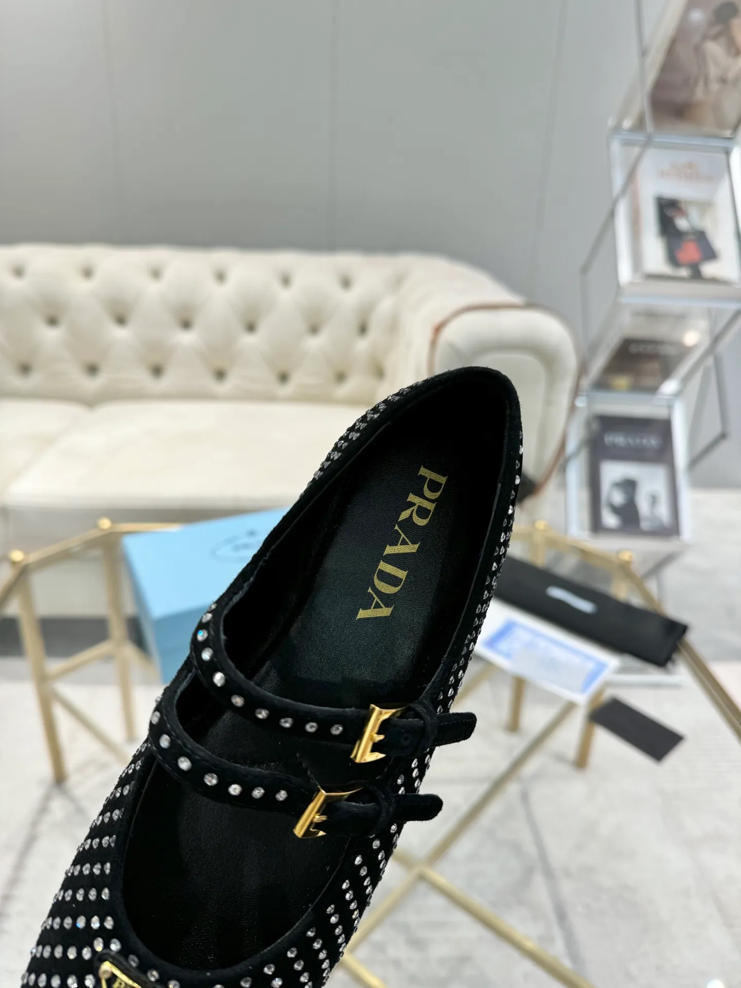 👟👟Ex-factory price 580👟👟New 👉Ready stock👈Remove the original plate to 1:1 The highest version 2024Prada early autumn catwalk T-stage hot style 😘The latest autumn model Flat outsole series Original 1:1 mold outsole A must-have for goddesses Super comfortable on the feet to reduce age 👉The upper is made of imported original cowhide leather Soft and textured, lining + feet, imported sheepskin lining, breathable and comfortable, private molded buckles (all original logos), package craftsmanship, code number 35M-39M (40, 41 customized, non-returnable, non-exchangeable)